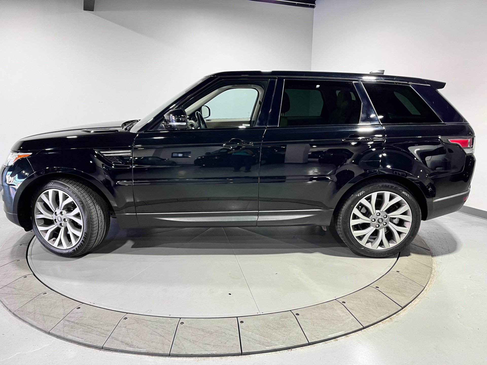 Used 2017 Land Rover Range Rover Sport SE AWD/4WD image 3