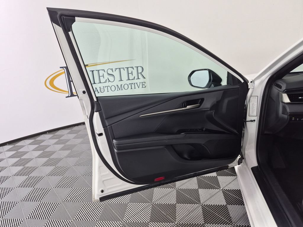 Used 2025 Toyota Camry SE FWD image 13
