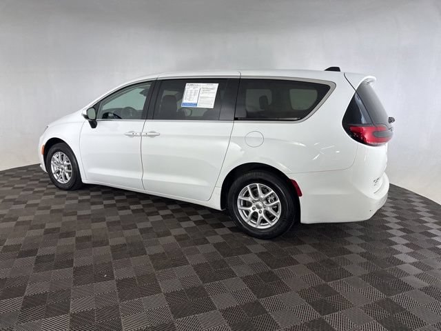 Used 2023 Chrysler Pacifica Touring-L FWD image 9