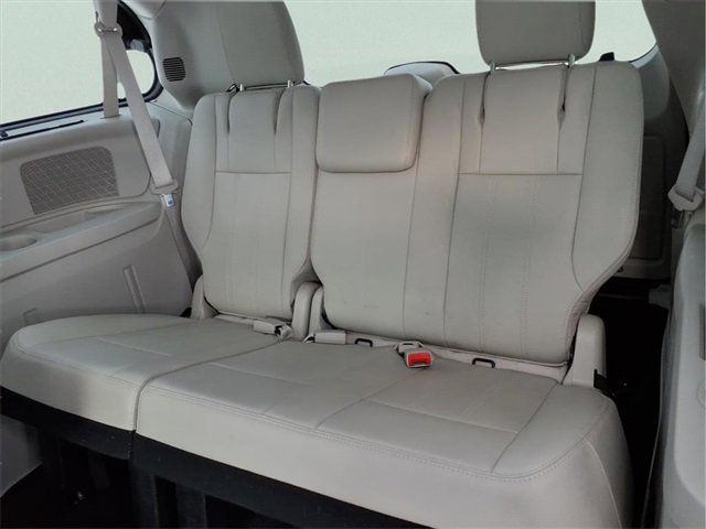 Used 2016 Chrysler Town & Country Touring w/ Driver Convenience Group image 13