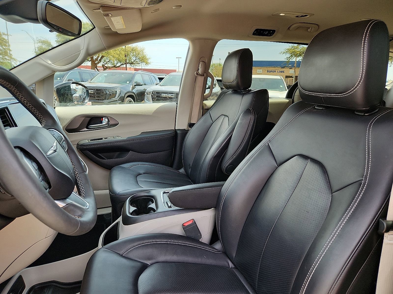 Used 2024 Chrysler Pacifica Select image 13