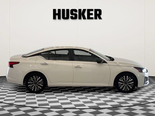Used 2025 Nissan Altima 2.5 SV FWD image 2