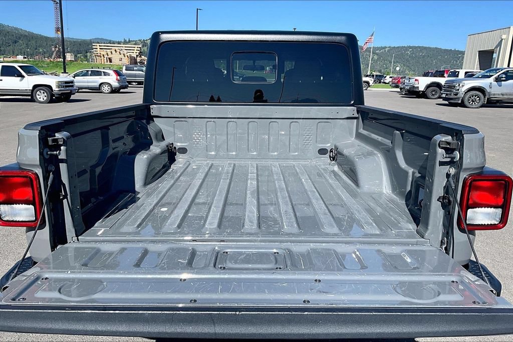 Used 2023 Jeep Gladiator Sport AWD/4WD image 18