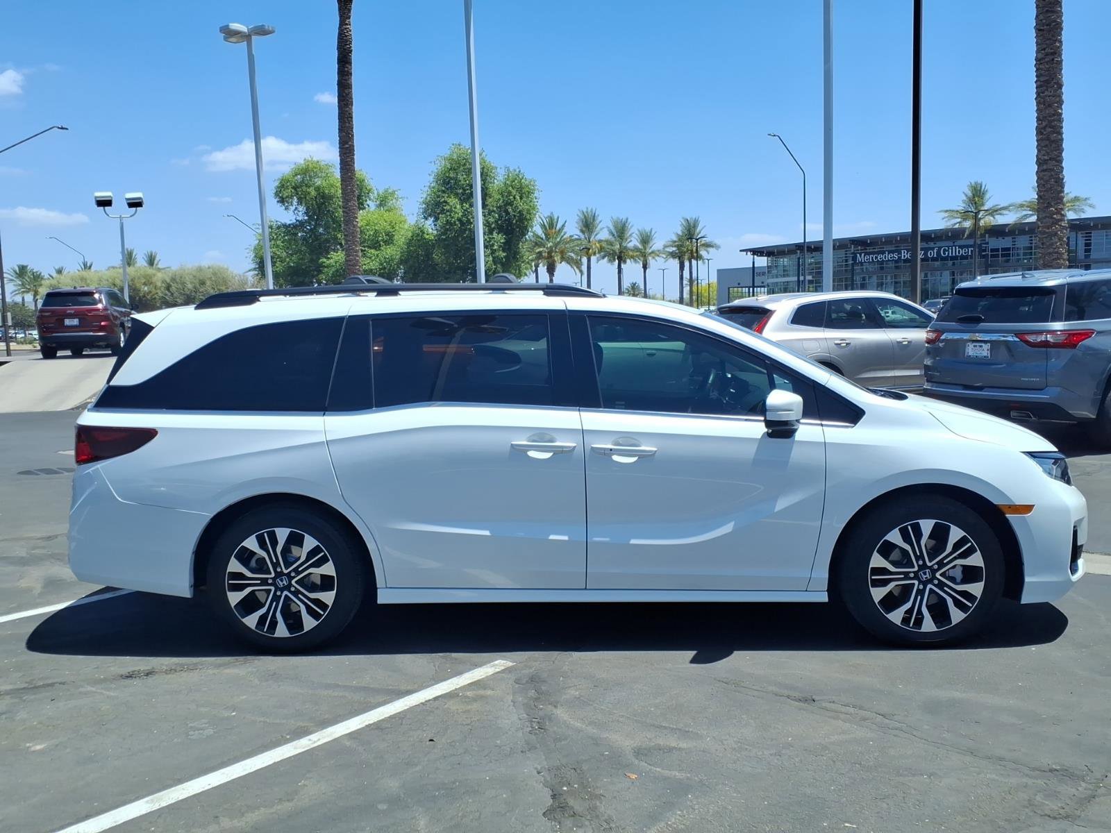 Used 2025 Honda Odyssey Elite image 3