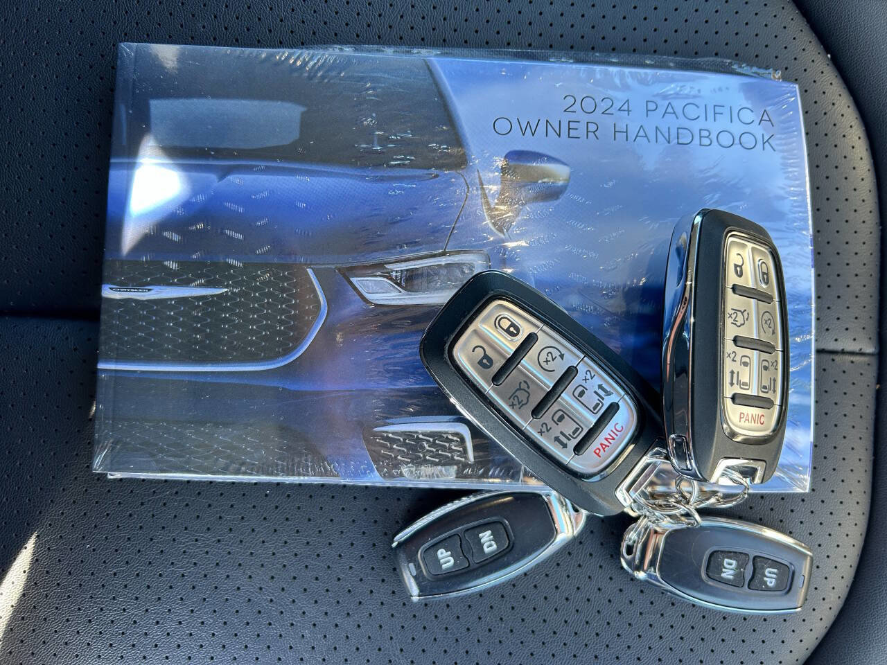 Used 2024 Chrysler Pacifica Touring-L image 27