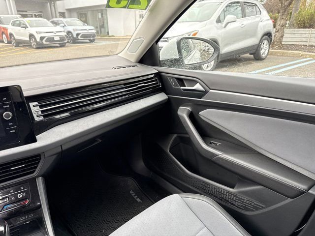 Used 2025 Volkswagen Jetta SE w/ Black Wheel Package image 14