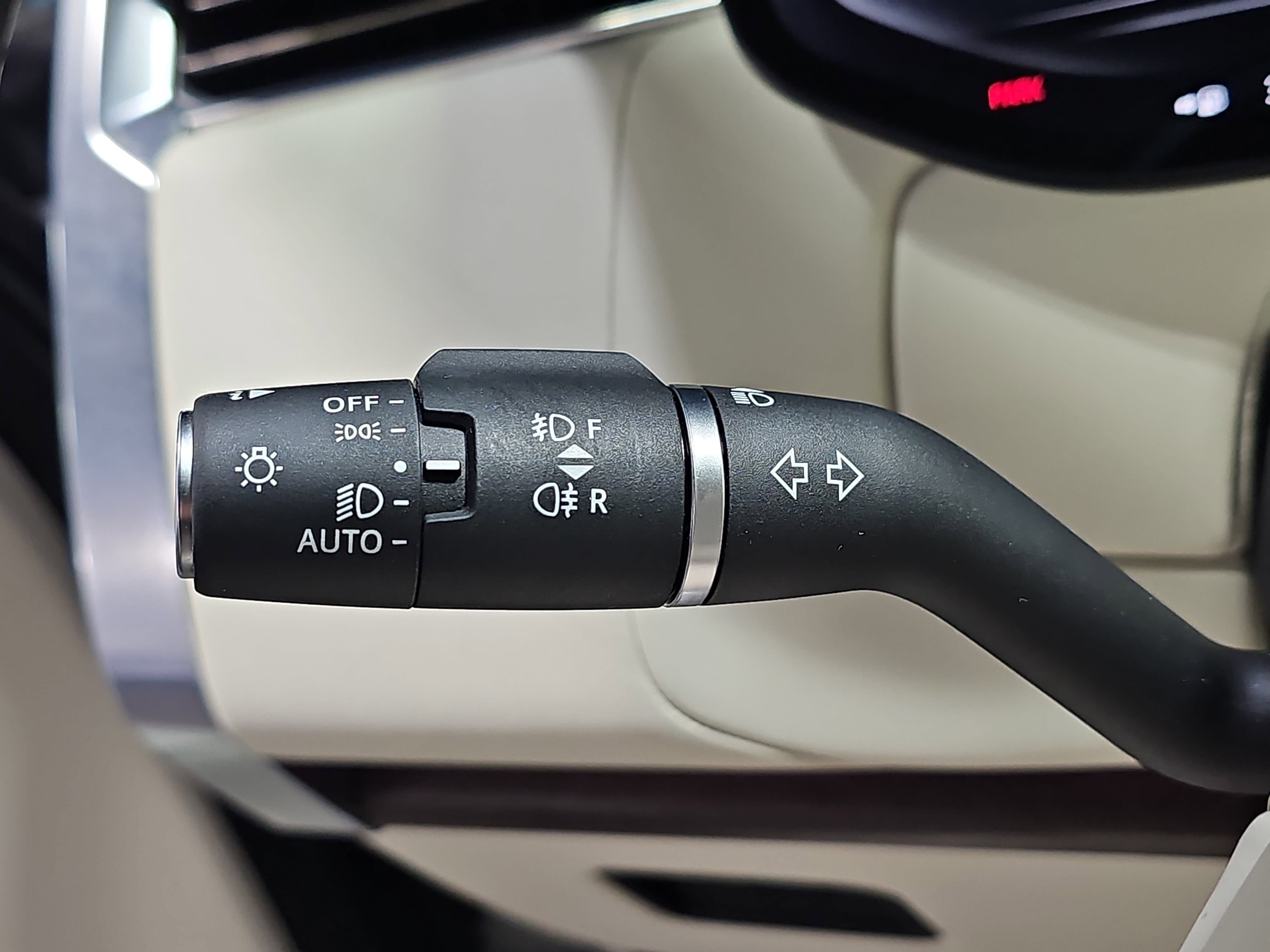 Used 2025 Land Rover Range Rover SE image 28