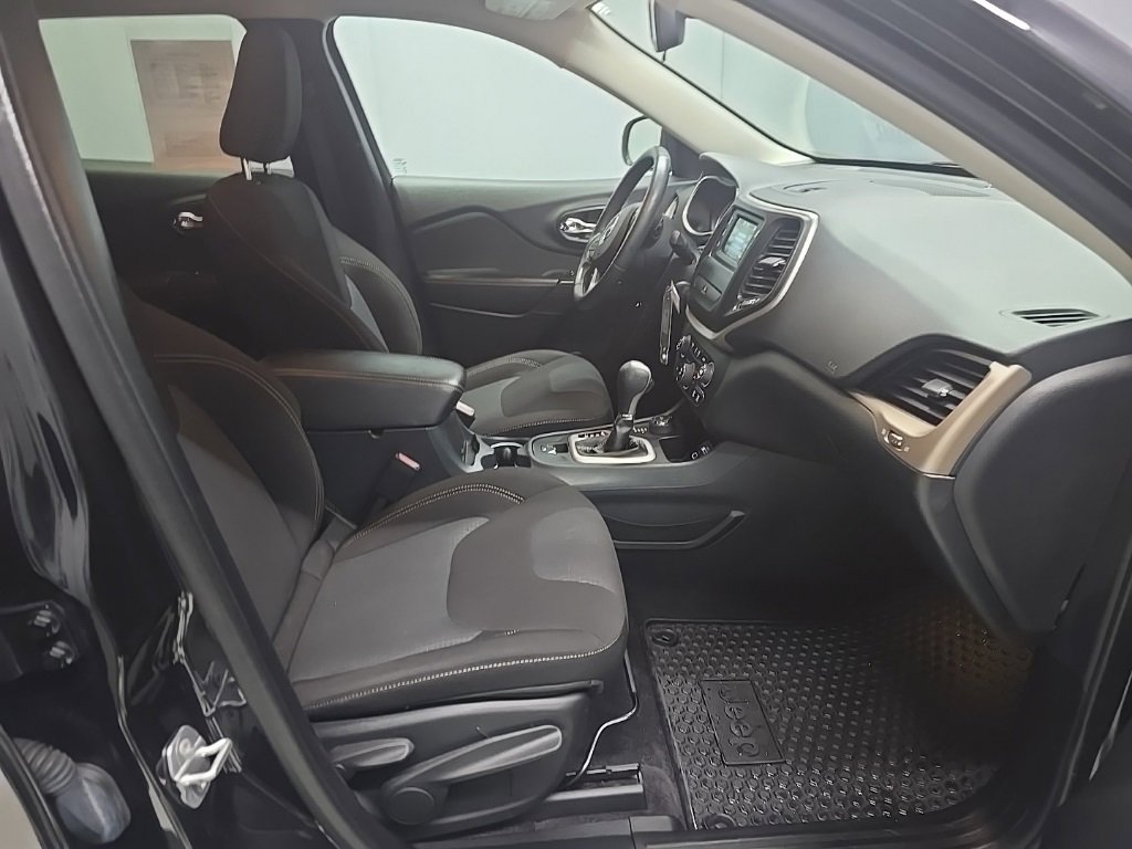 Used 2016 Jeep Cherokee Latitude w/ Cold Weather Group image 5