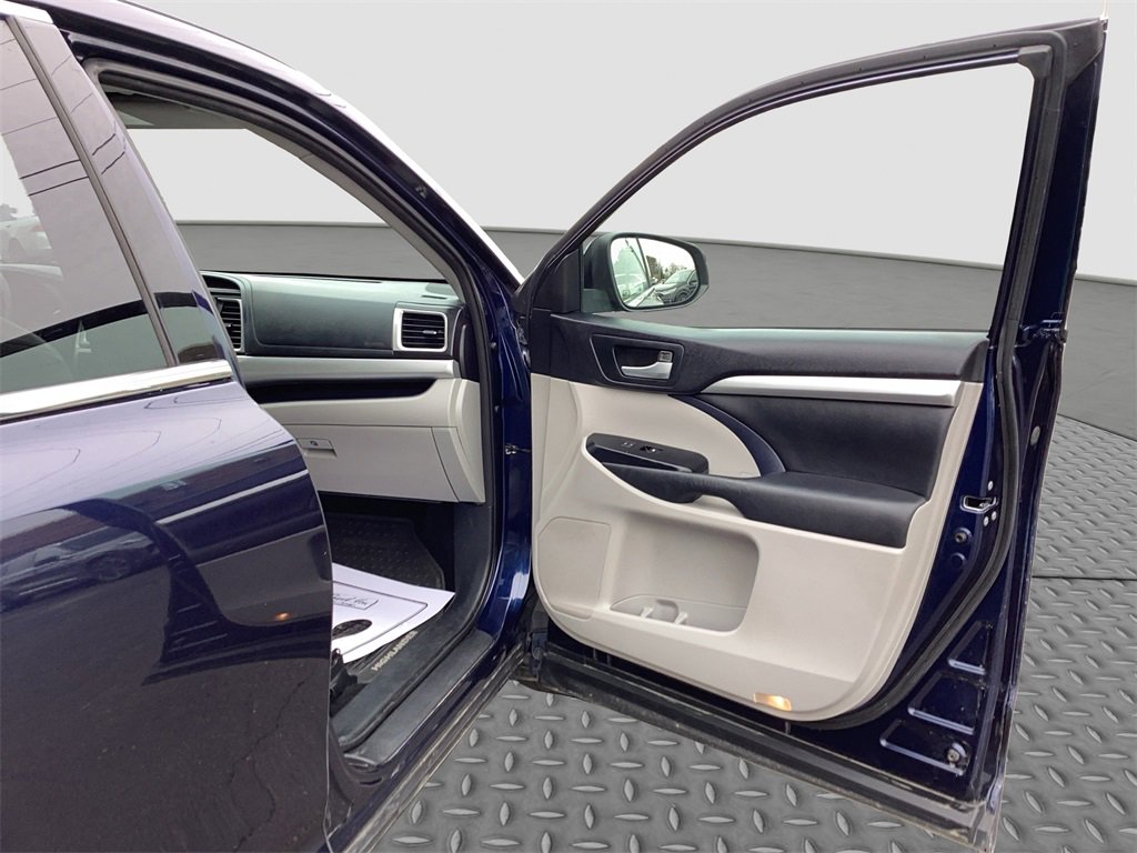 Used 2015 Toyota Highlander XLE image 16
