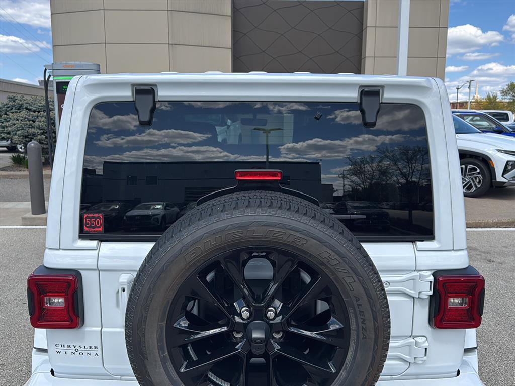Used 2023 Jeep Wrangler Unlimited Sahara AWD/4WD image 14
