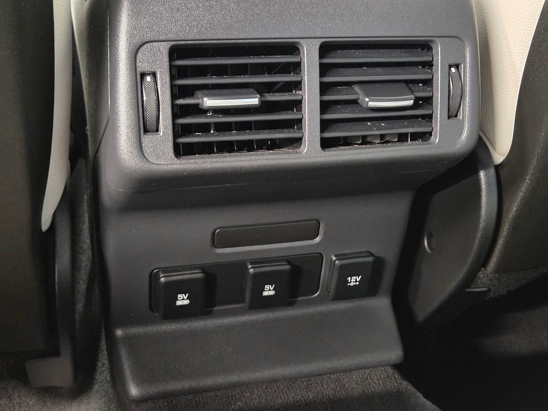 Used 2019 Land Rover Range Rover Velar R-Dynamic SE image 12