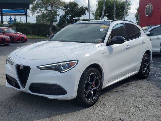 Used 2022 Alfa Romeo Stelvio Veloce AWD/4WD image 3