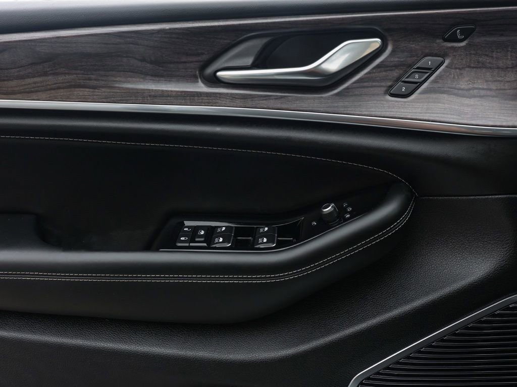 Used 2024 Jeep Grand Cherokee Overland w/ Luxury Tech Group IV image 24