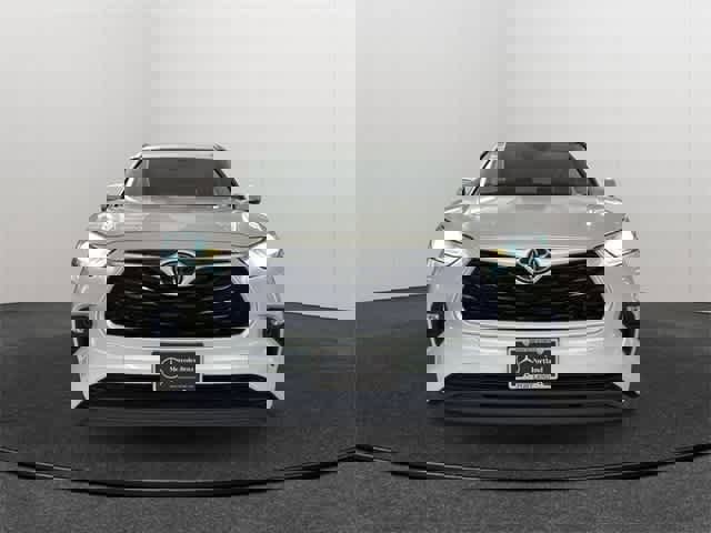 Used 2022 Toyota Highlander XLE image 2
