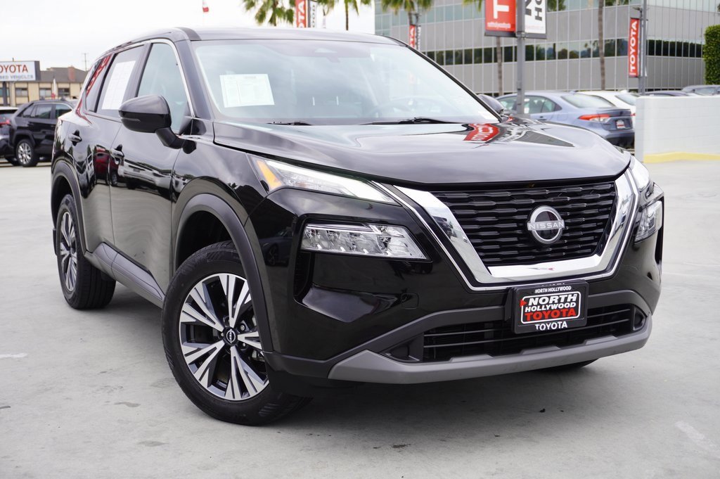Used 2022 Nissan Rogue SV image 2