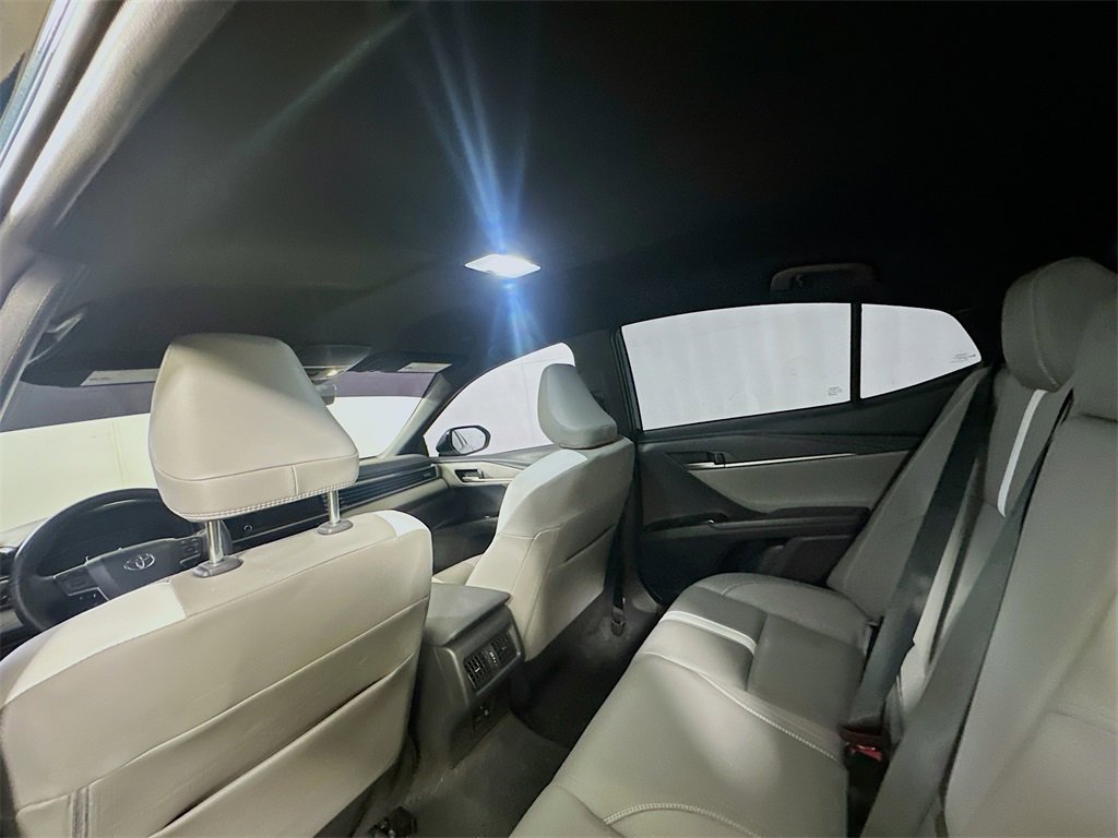 Used 2025 Toyota Camry SE image 13