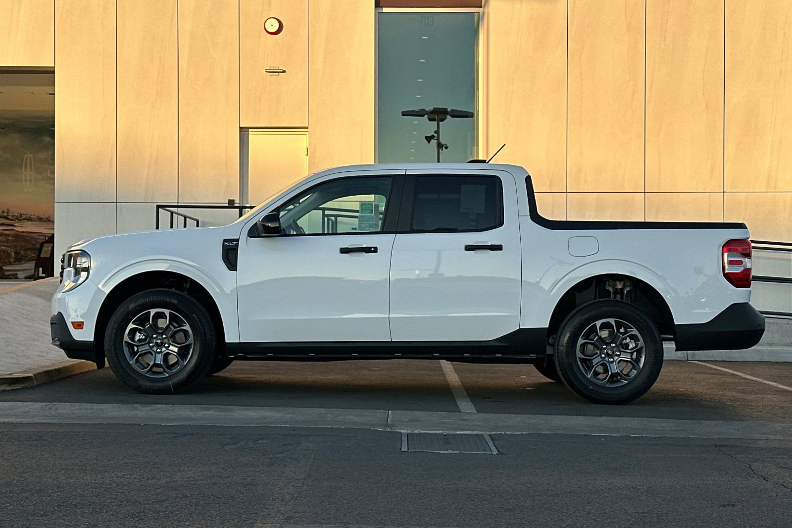 New 2026 Ford Maverick XLT w/ XLT Luxury Package FWD image 6