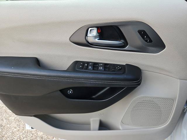 Used 2024 Chrysler Pacifica Limited FWD image 20