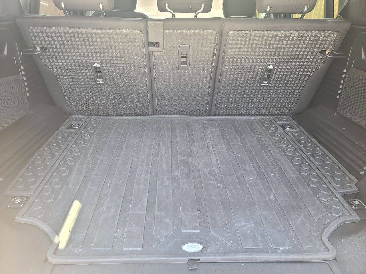 Used 2020 Land Rover Defender 110 image 28