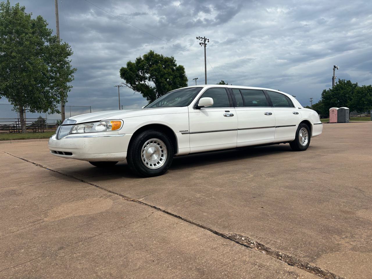Used 1999 Lincoln Town Car Executive RWD image 2