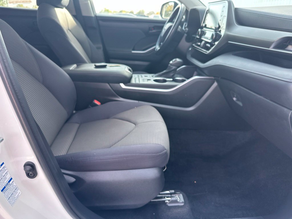 Used 2021 Toyota Highlander LE AWD/4WD image 29