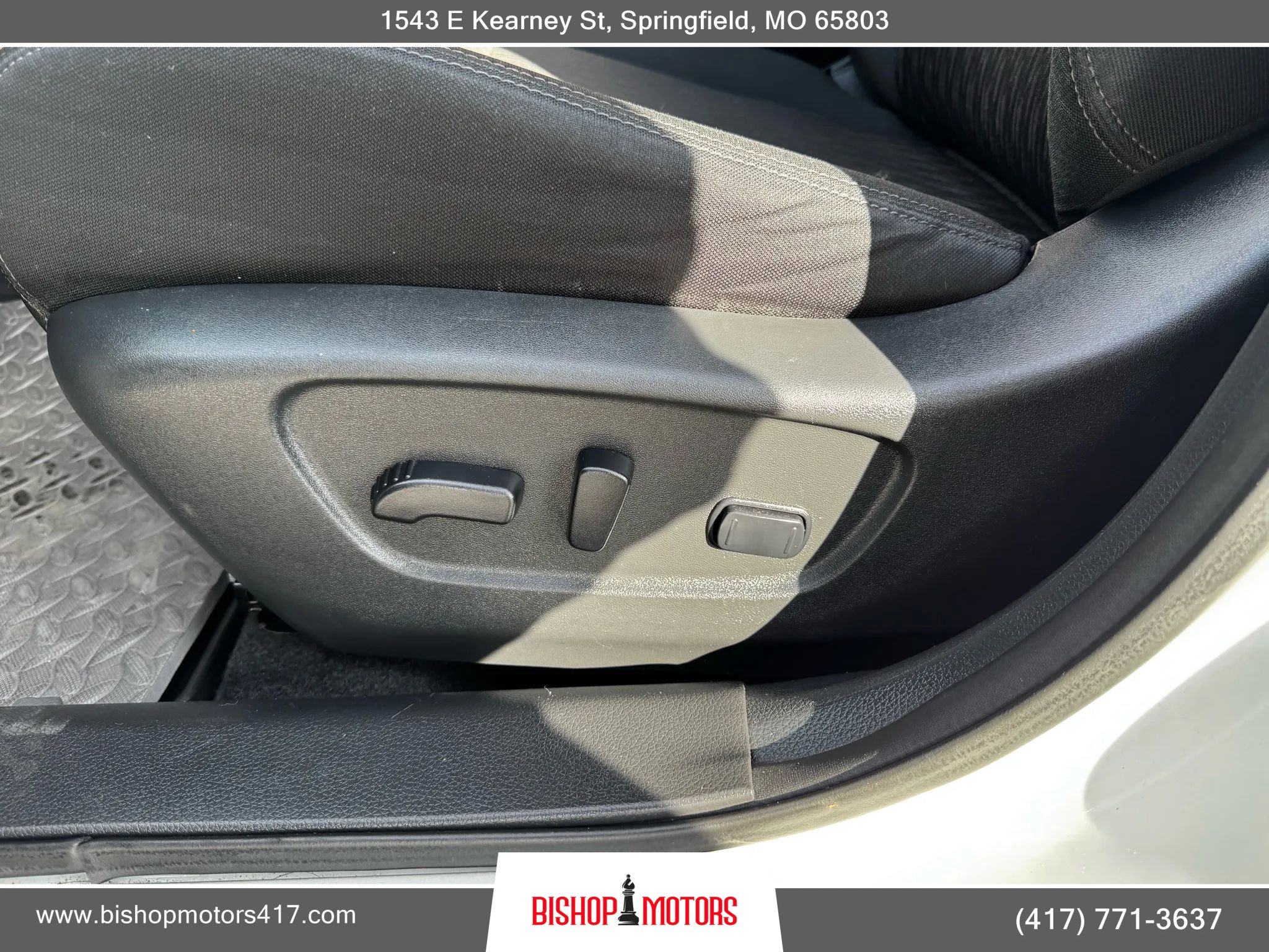 Used 2018 Nissan Rogue SV w/ Premium Package image 16
