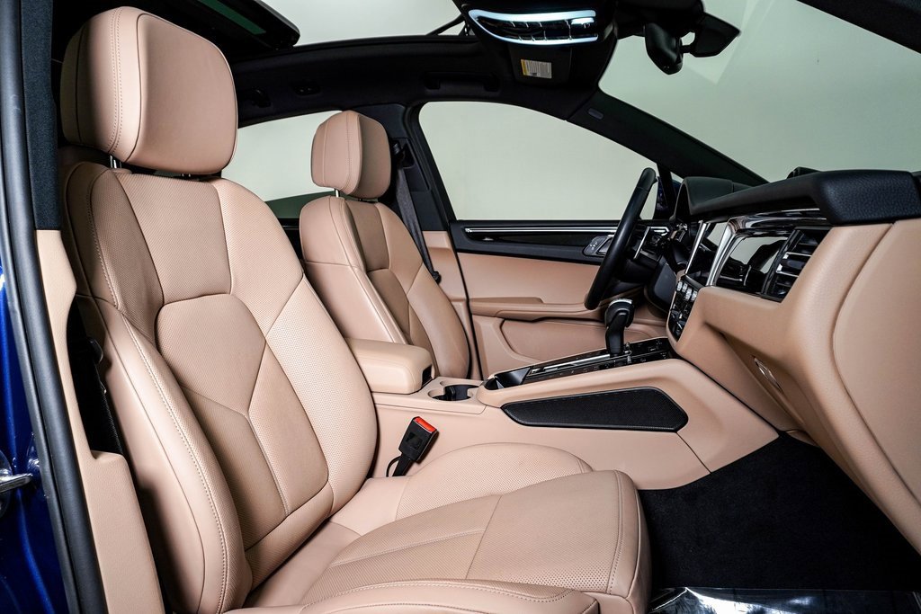Certified 2025 Porsche Macan image 15