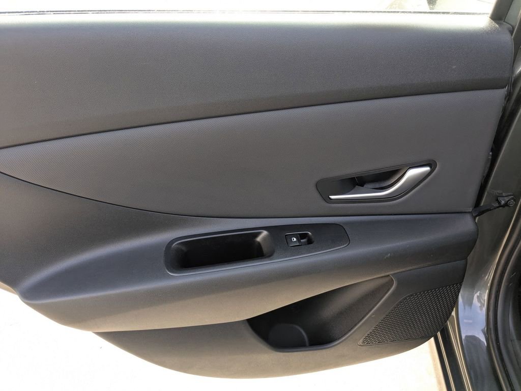 Used 2025 Hyundai Elantra SEL image 21