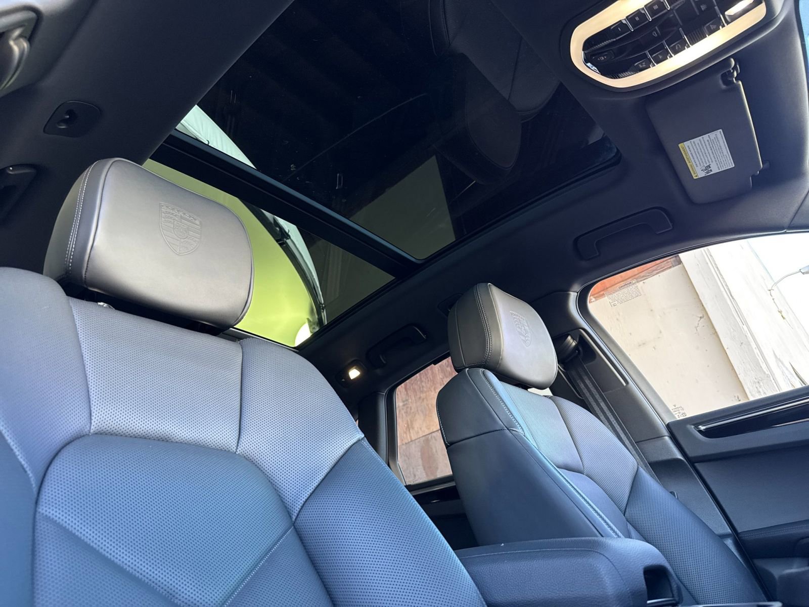 Certified 2025 Porsche Macan AWD/4WD image 19