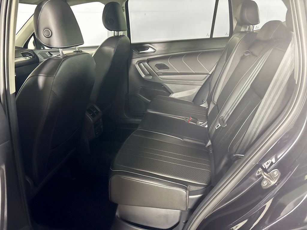 Certified 2022 Volkswagen Tiguan SE w/ Panoramic Sunroof Package AWD/4WD image 21