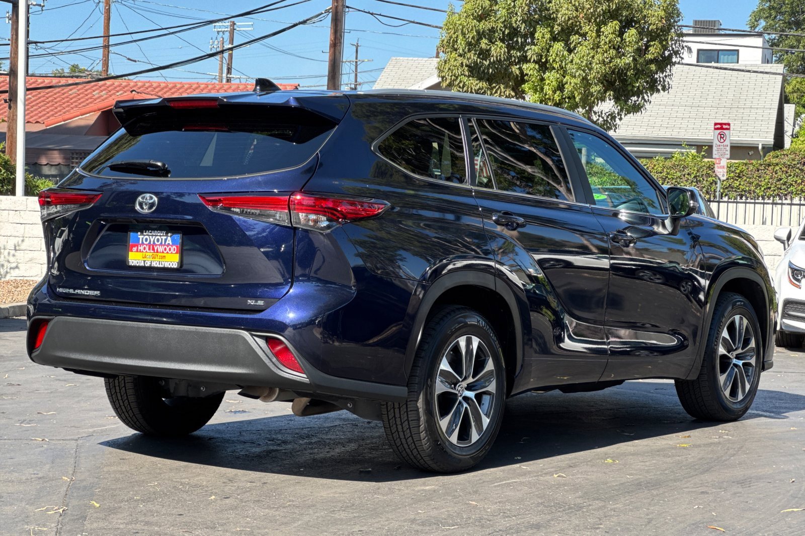 Used 2023 Toyota Highlander XLE image 4