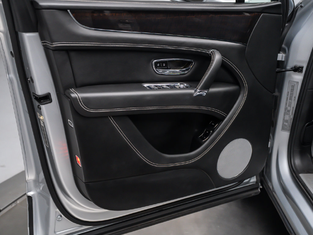 Used 2019 Bentley Bentayga AWD/4WD image 24