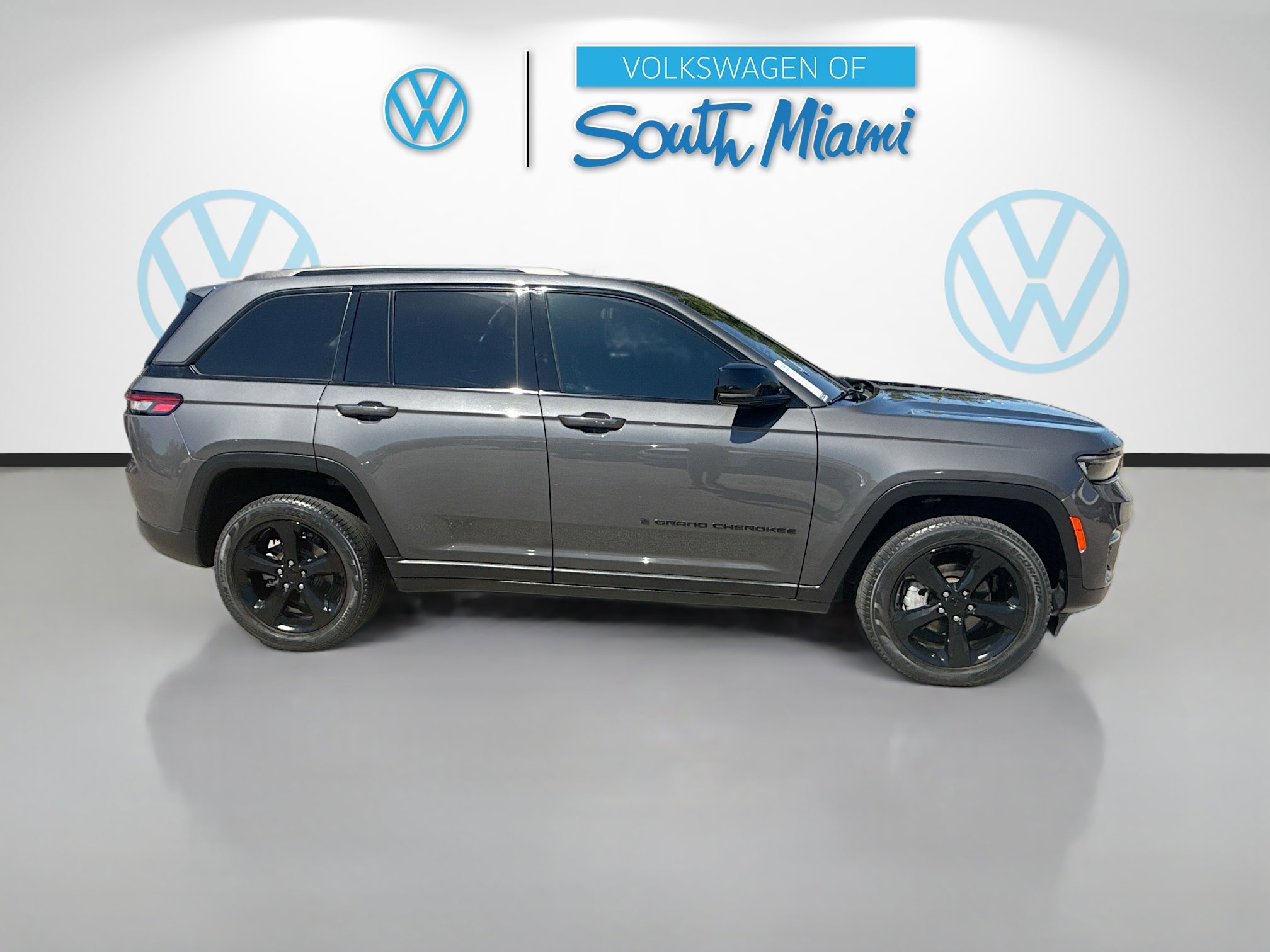 Used 2024 Jeep Grand Cherokee Limited w/ Black Appearance Package image 8