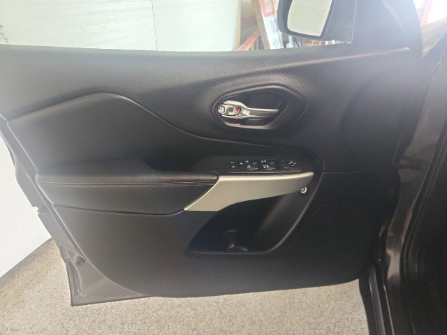 Used 2018 Jeep Cherokee Latitude Plus w/ Comfort/Convenience Group image 15