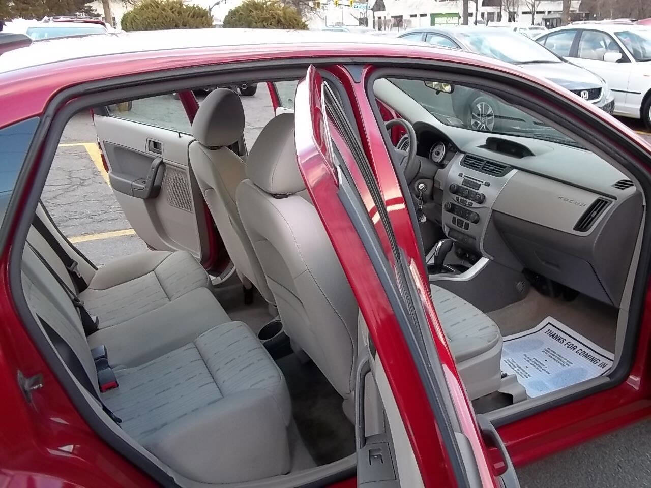 Used 2011 Ford Focus SE image 4