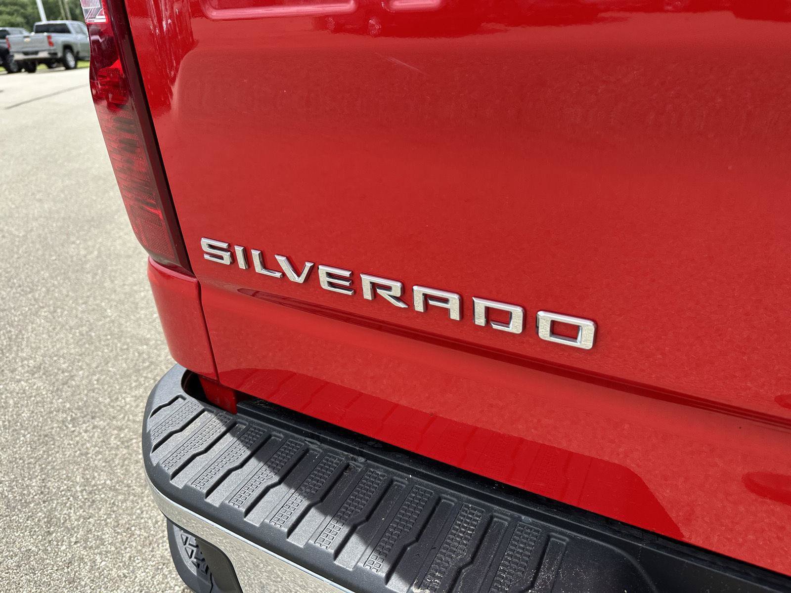 Used 2025 Chevrolet Silverado 1500 LT AWD/4WD image 3