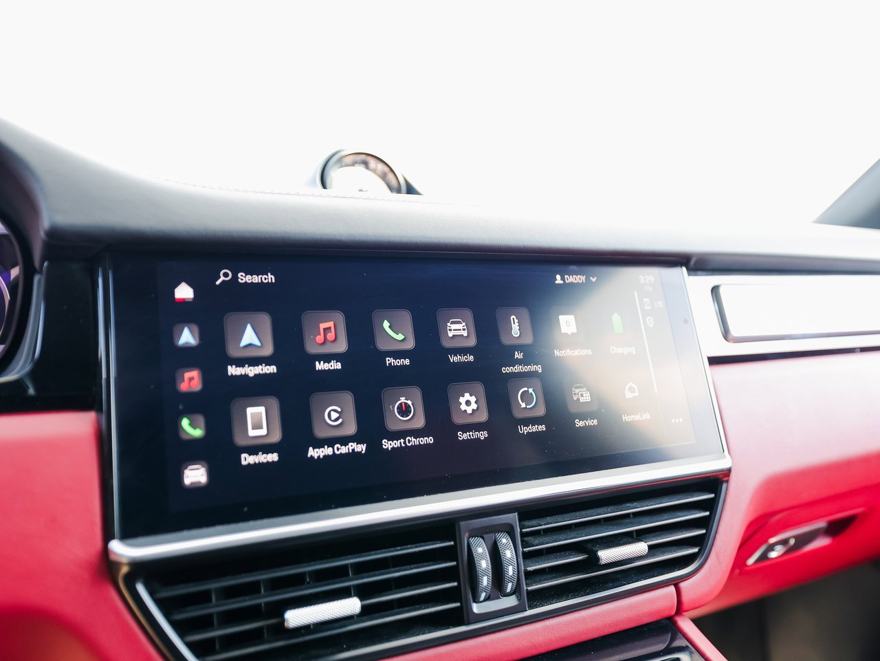 Certified 2022 Porsche Cayenne Platinum Edition image 18