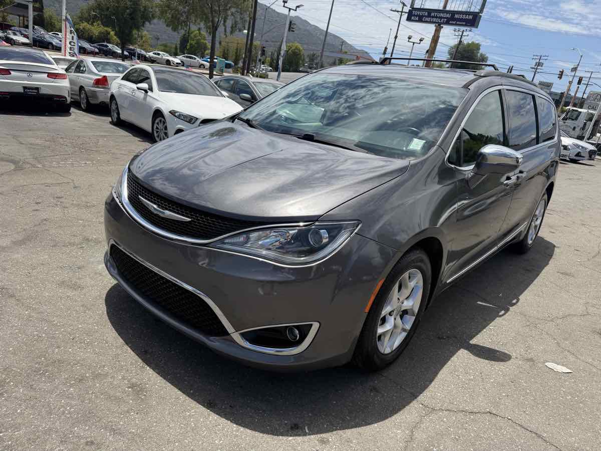 Used 2017 Chrysler Pacifica Touring-L w/ Tire & Wheel Group FWD image 3