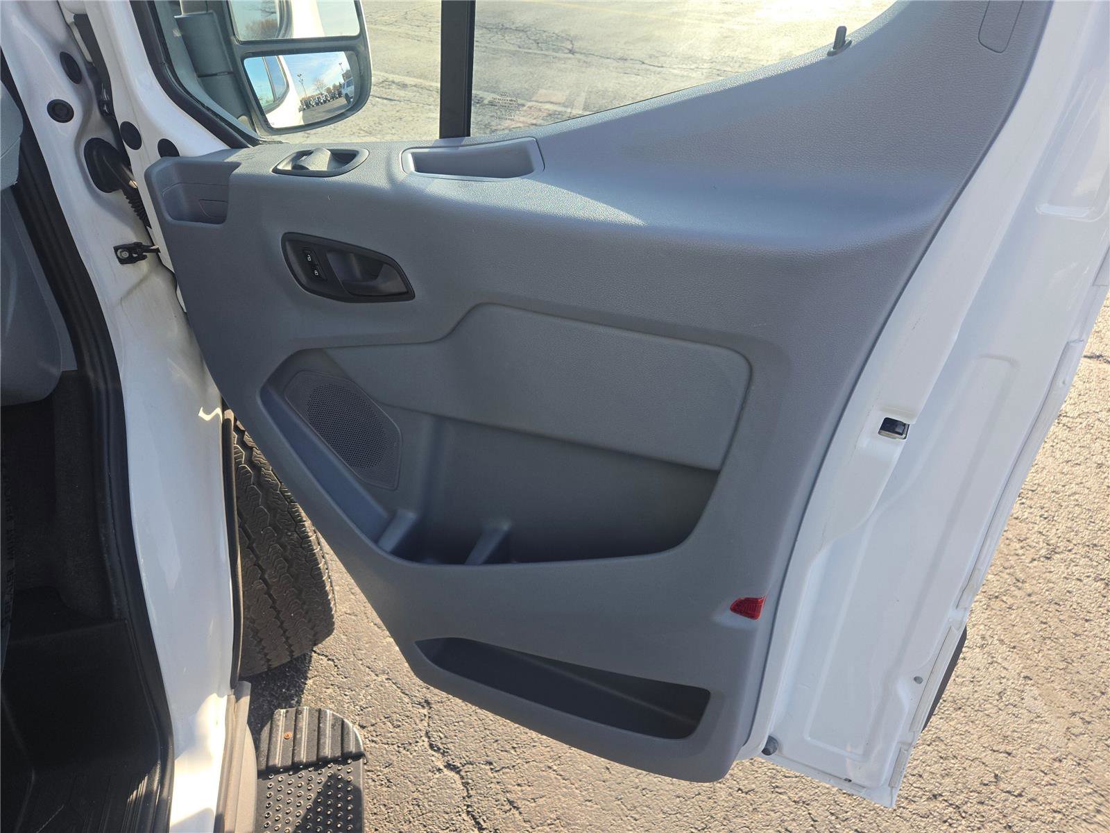 Used 2018 Ford Transit 350 XLT image 4