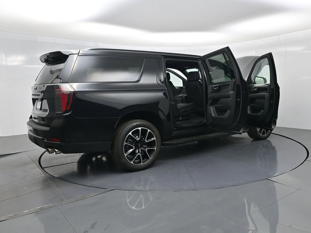 Used 2025 Chevrolet Suburban RST image 4