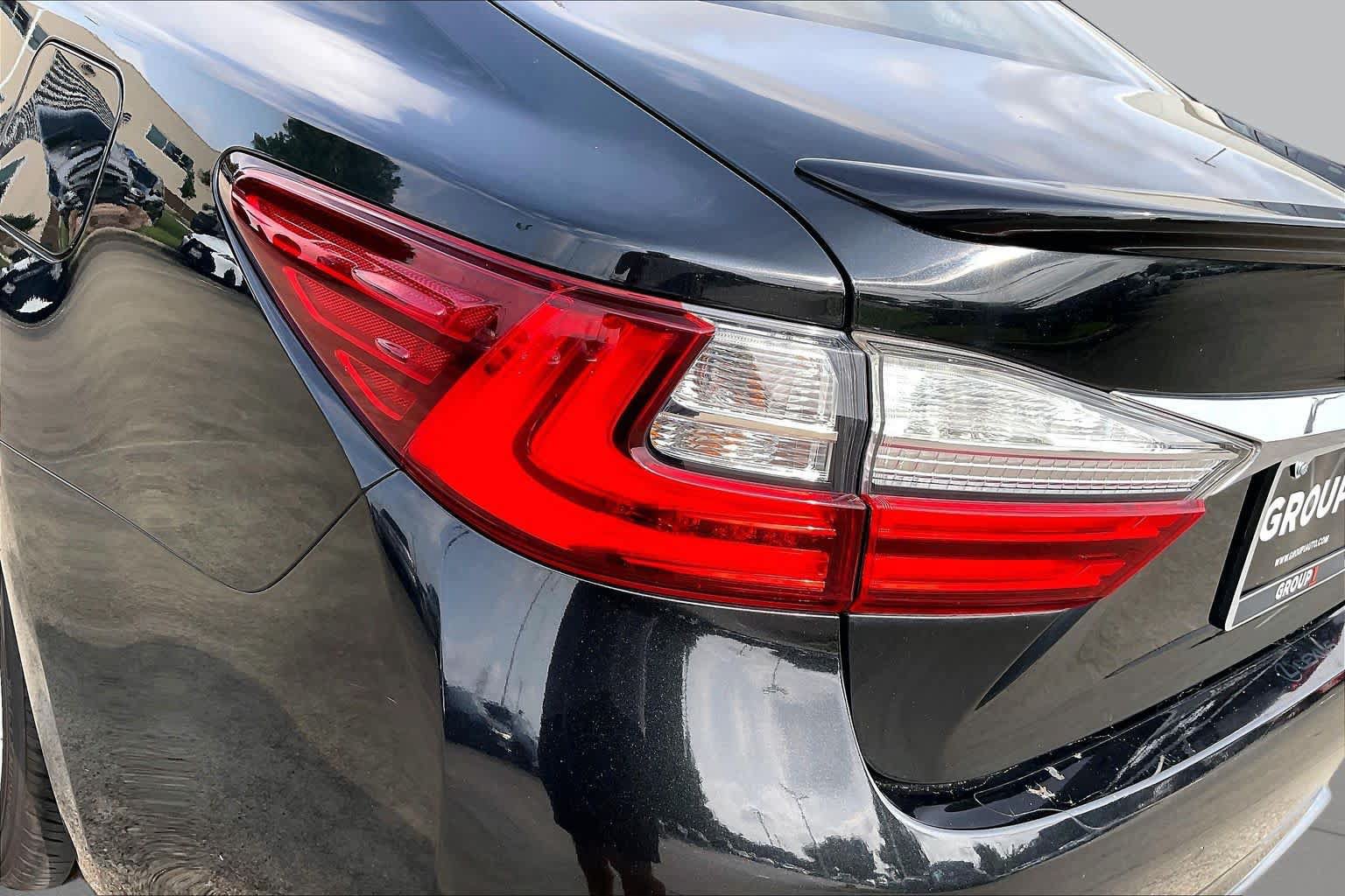 Used 2016 Lexus ES 350 w/ Ultra Luxury Package FWD image 26
