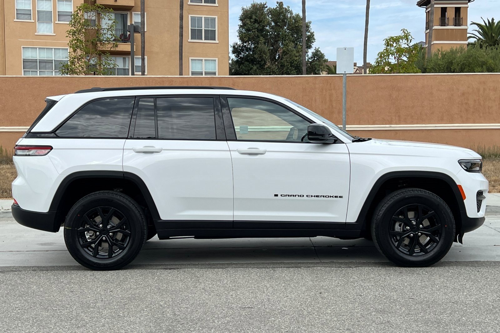 New 2025 Jeep Grand Cherokee Altitude image 3