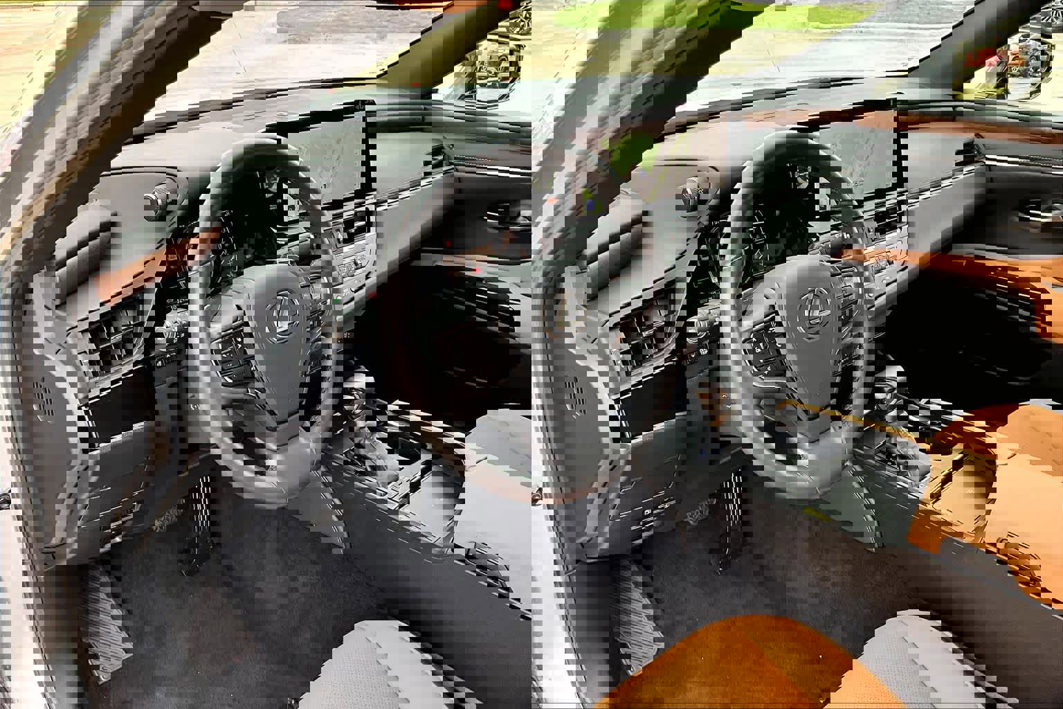 Used 2025 Lexus ES 300h w/ Premium Package image 18