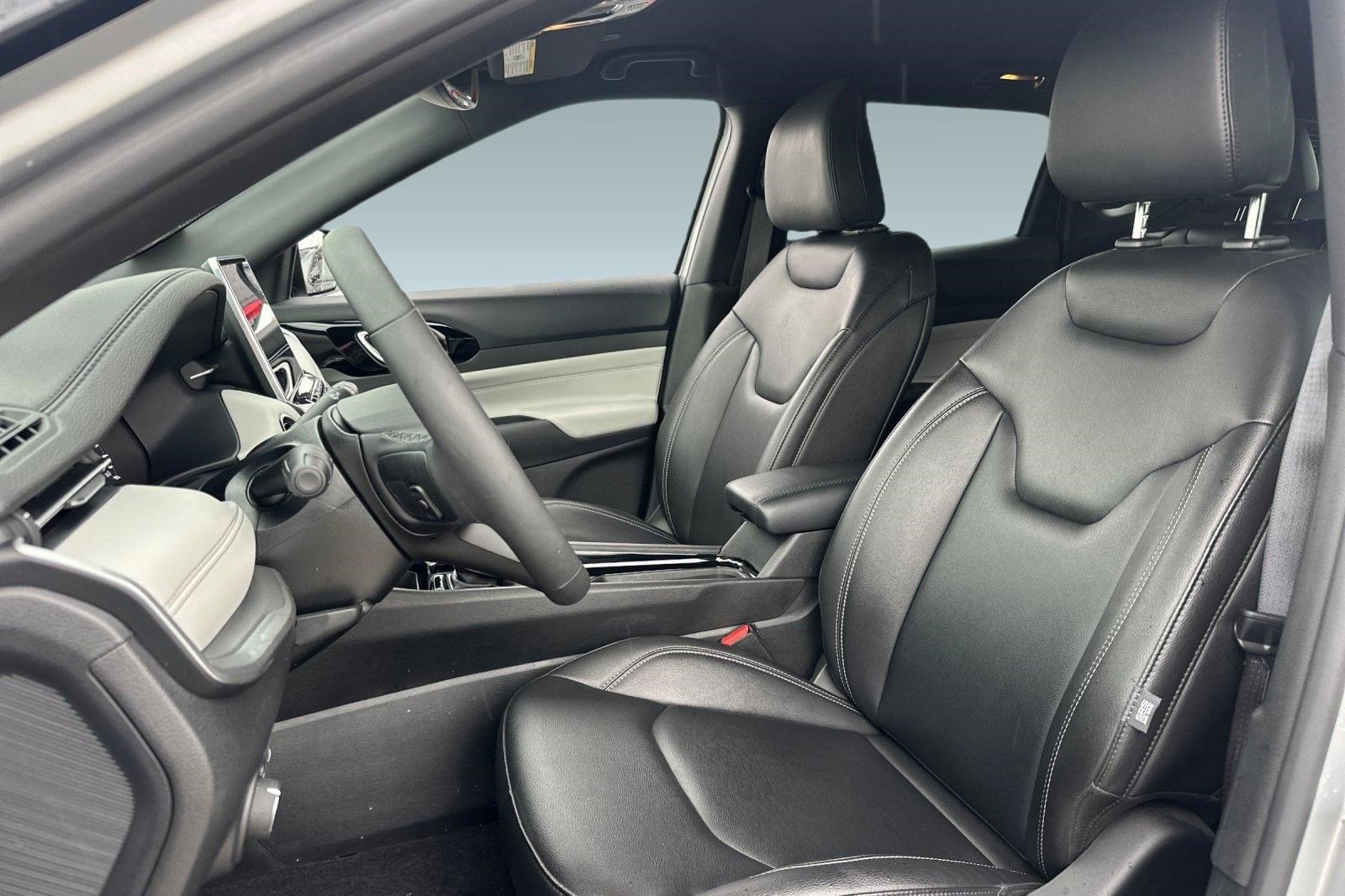 Used 2025 Jeep Compass Limited image 5