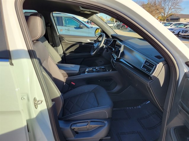 Used 2025 Volkswagen Atlas Cross Sport SE image 3