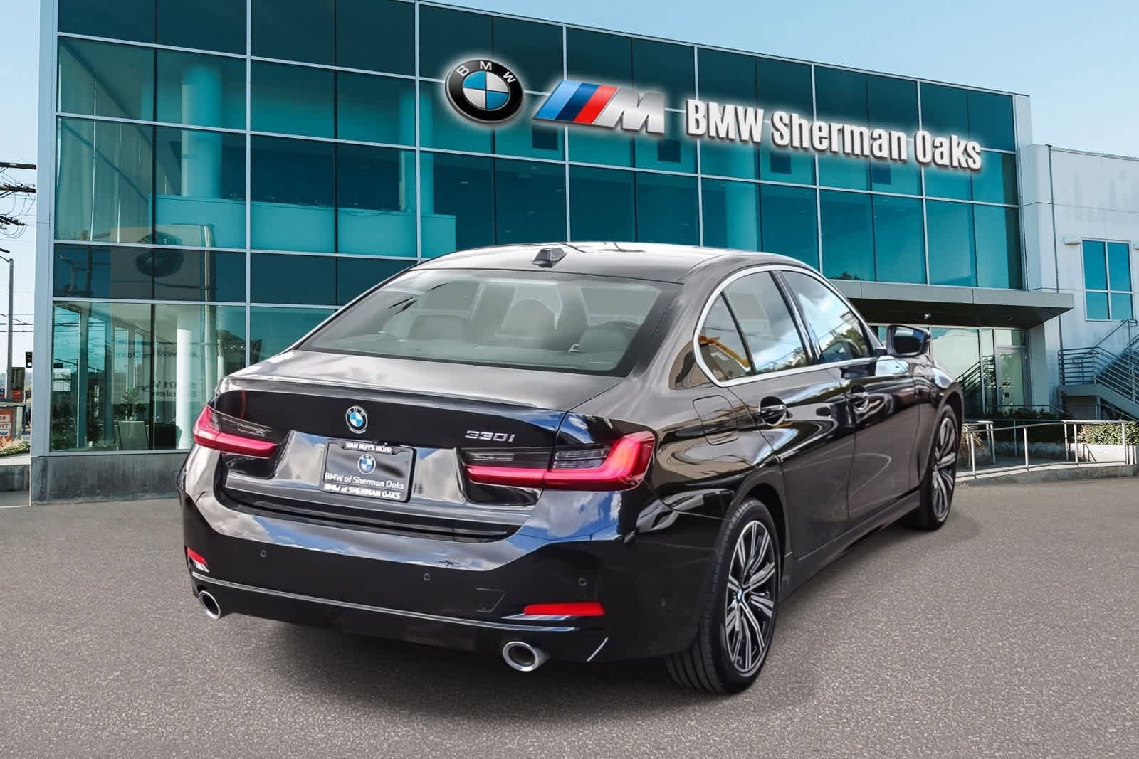 Used 2025 BMW 330i Sedan w/ Premium Package RWD image 4