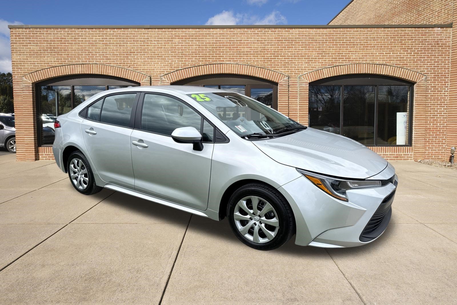Used 2025 Toyota Corolla LE FWD image 1