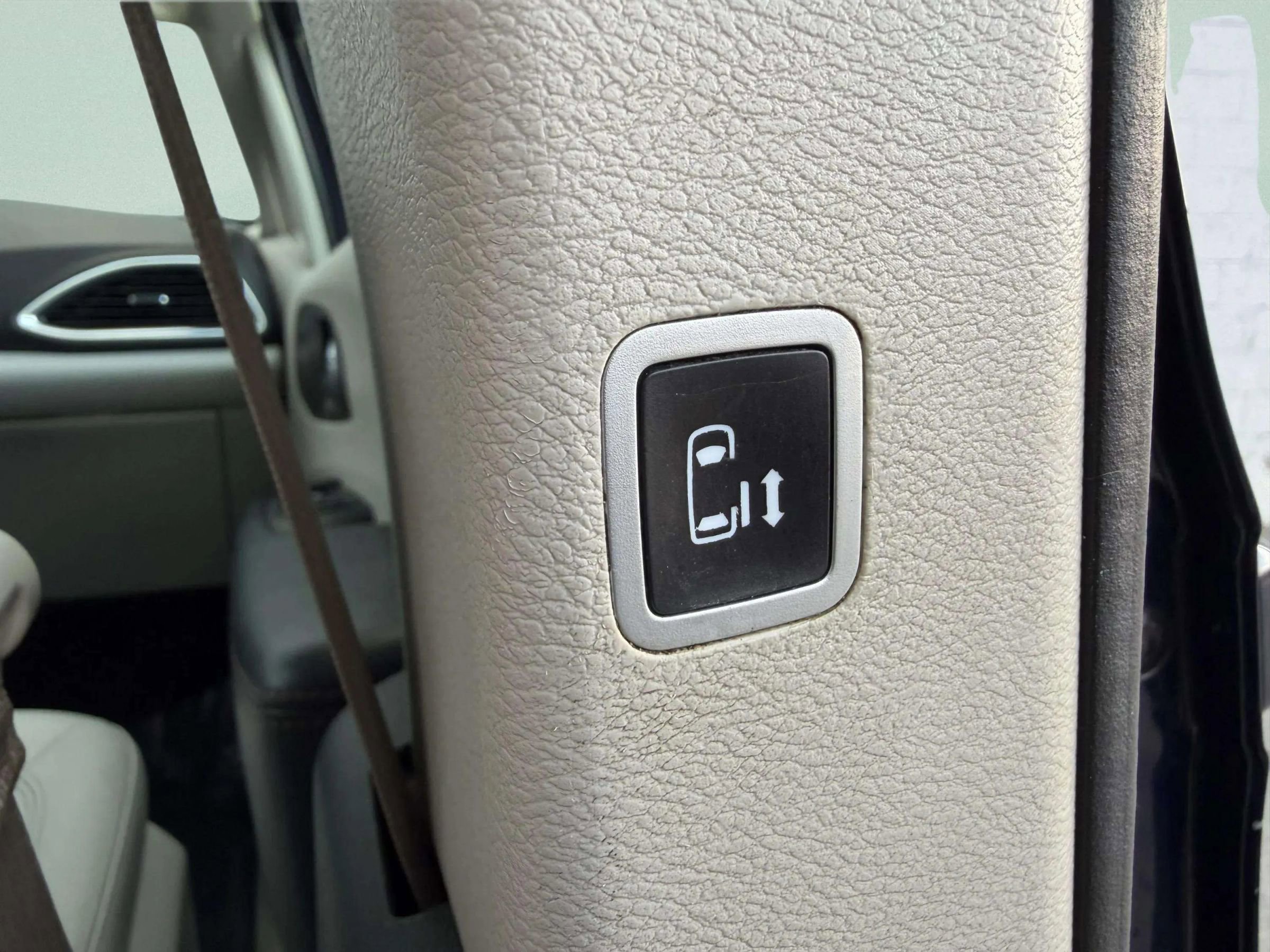 Used 2017 Chrysler Pacifica Touring-L Plus w/ Tire & Wheel Group image 25