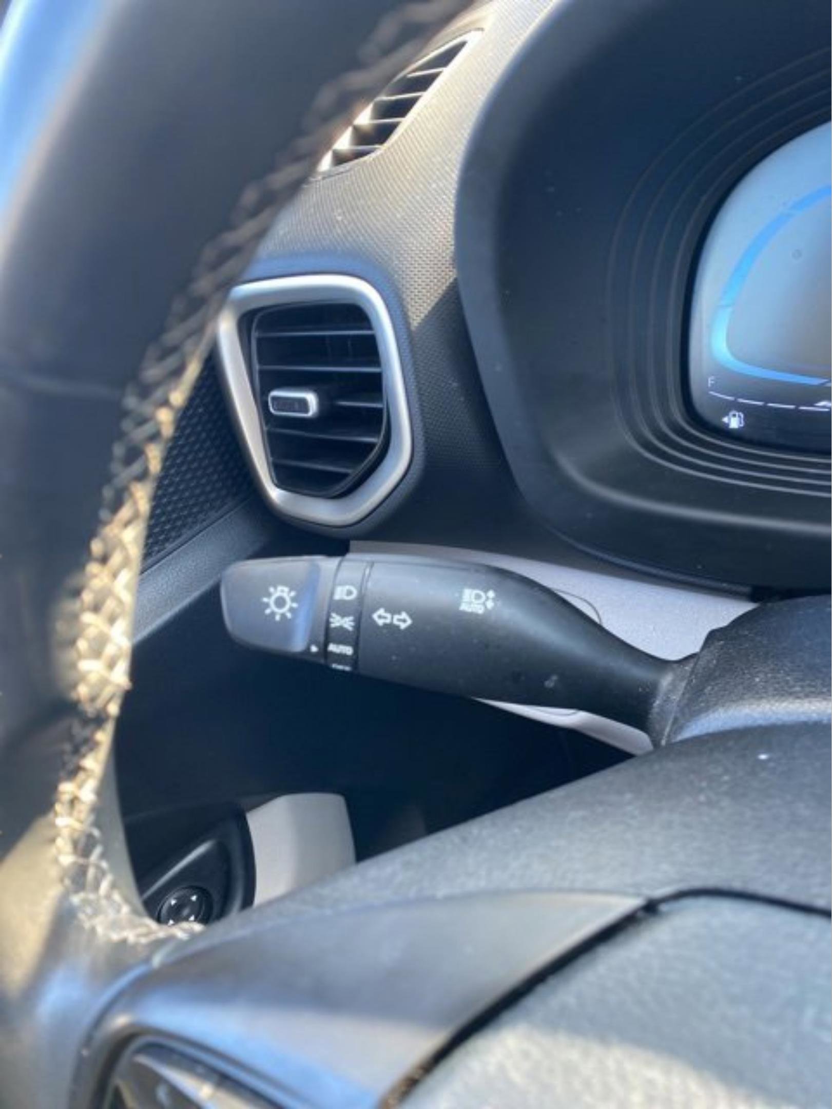 Used 2023 Hyundai Venue SEL image 15