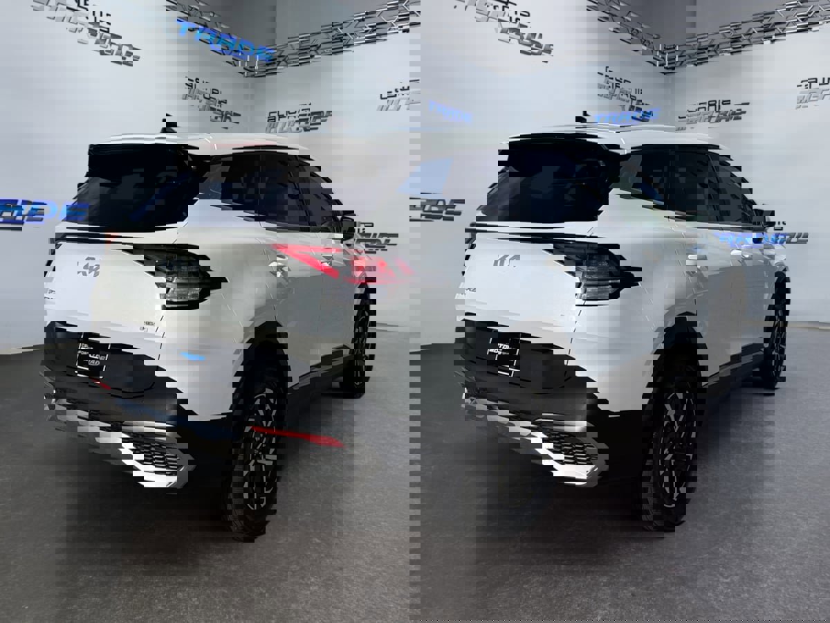 Used 2024 Kia Sportage LX image 5